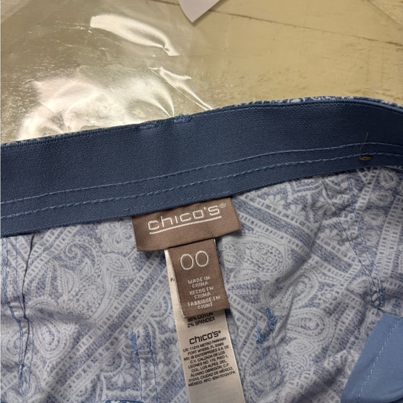 Chico’s Roll Tab Cargo Capri Pants Size 00 US 2 Stretch Coastal Blue Printed - Picture 6 of 8